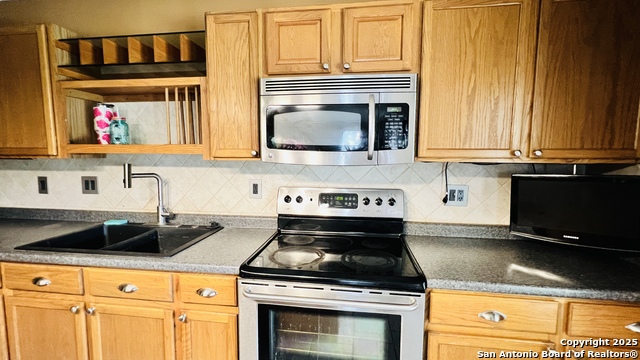 Listing photo id 16 for 9208 Bowen