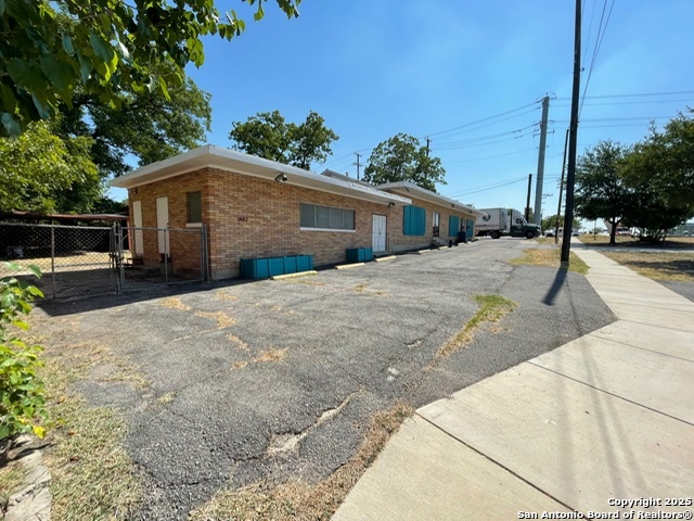 Listing photo id 0 for 1631 Interstate 35 N
