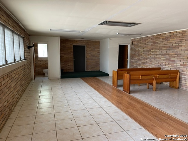 Listing photo id 1 for 1631 Interstate 35 N