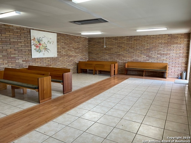 Listing photo id 2 for 1631 Interstate 35 N