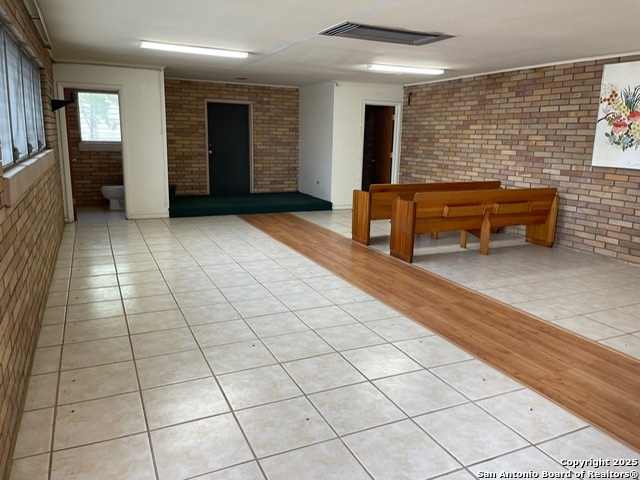 Listing photo id 4 for 1631 Interstate 35 N