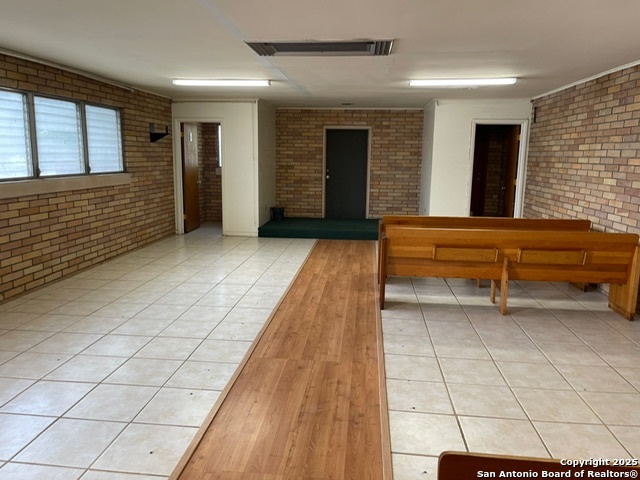 Listing photo id 5 for 1631 Interstate 35 N