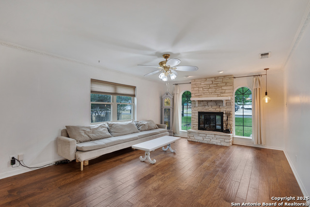 Listing photo id 1 for 109 Briarwood