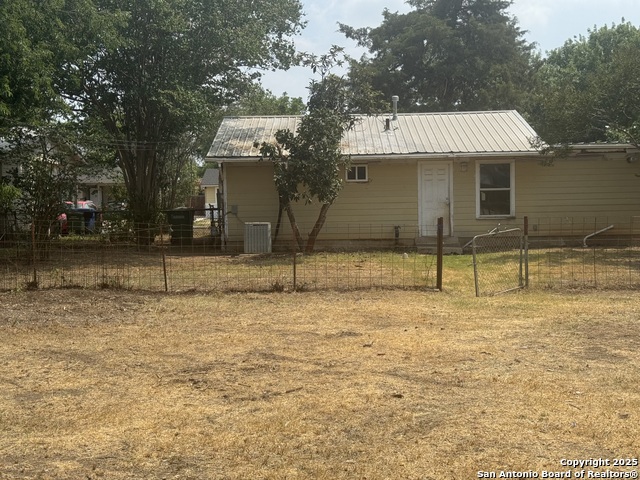 Listing photo id 9 for 3711 Southport