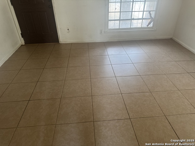 Listing photo id 10 for 3711 Southport