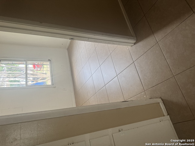 Listing photo id 11 for 3711 Southport