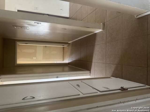 Listing photo id 12 for 3711 Southport