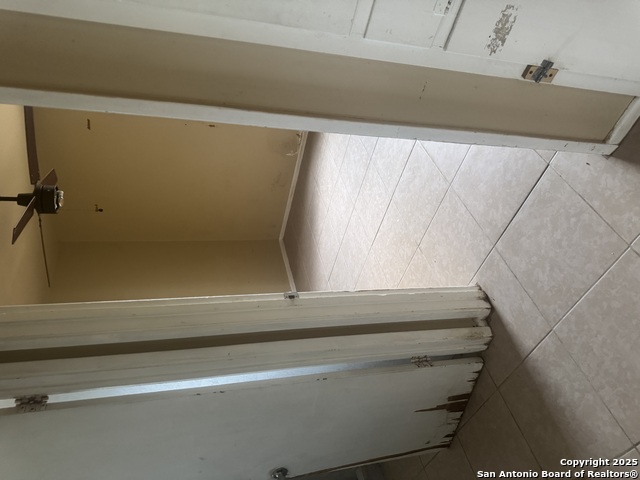 Listing photo id 13 for 3711 Southport