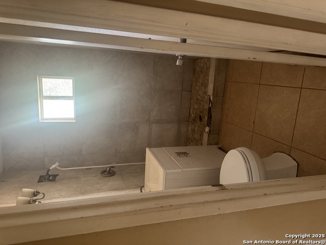 Listing photo id 14 for 3711 Southport