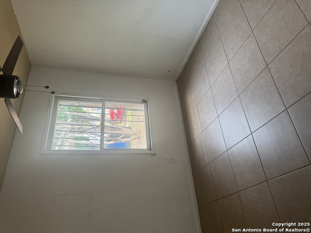 Listing photo id 16 for 3711 Southport