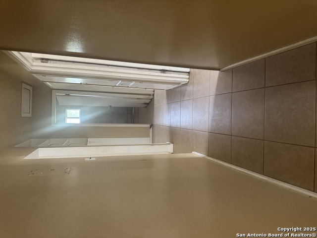 Listing photo id 17 for 3711 Southport