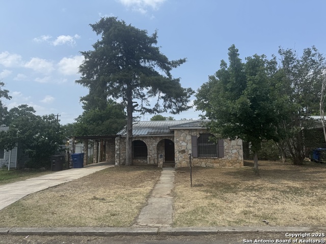 Listing photo id 0 for 3711 Southport