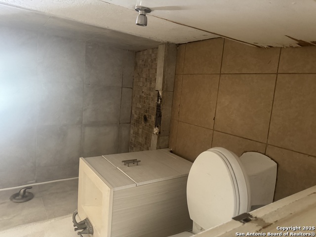 Listing photo id 18 for 3711 Southport