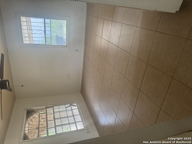 Listing photo id 19 for 3711 Southport