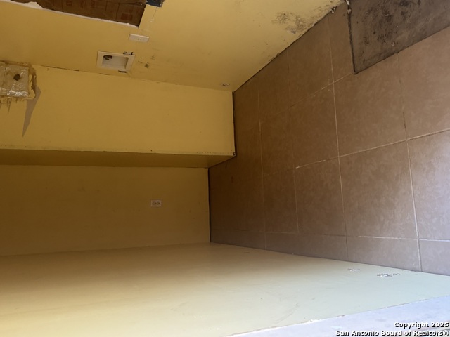 Listing photo id 20 for 3711 Southport