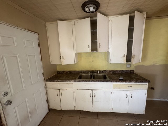 Listing photo id 21 for 3711 Southport