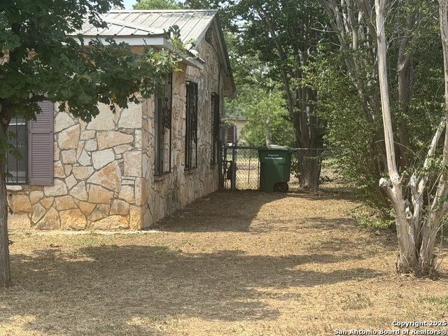 Listing photo id 1 for 3711 Southport