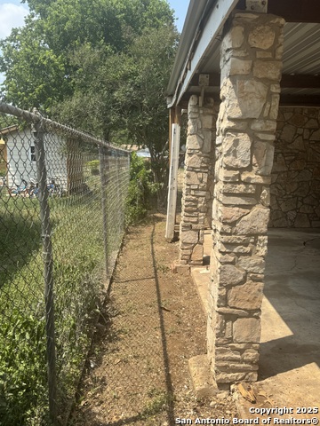 Listing photo id 2 for 3711 Southport