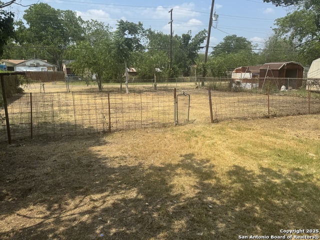 Listing photo id 3 for 3711 Southport