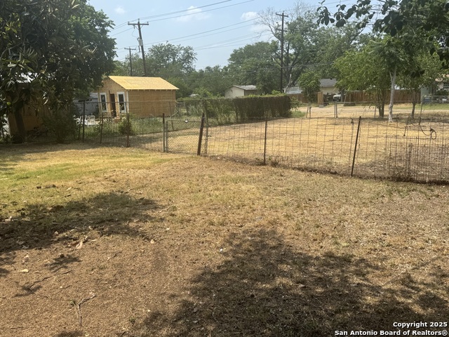 Listing photo id 5 for 3711 Southport