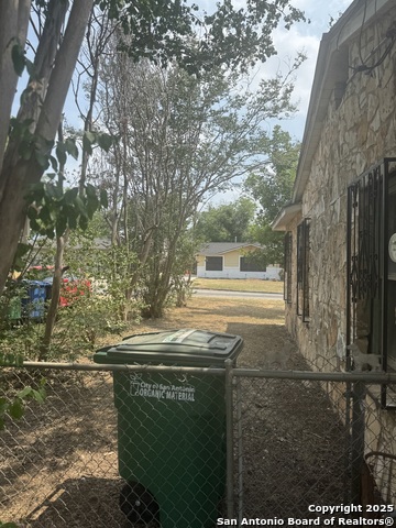 Listing photo id 7 for 3711 Southport