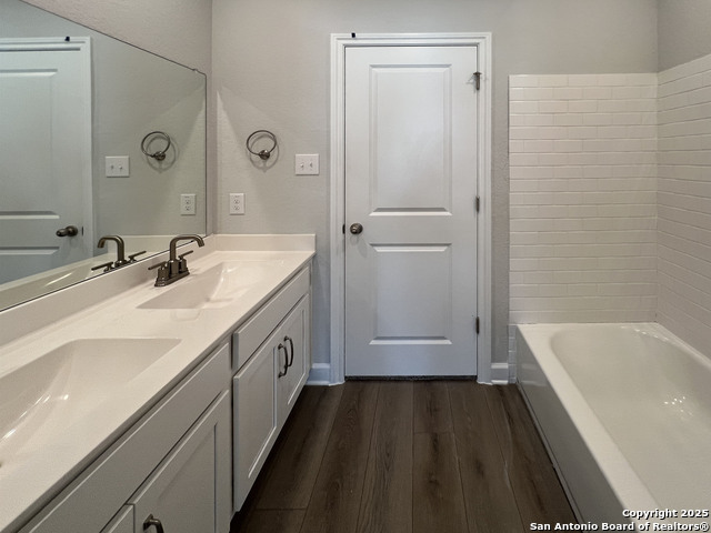 Listing photo id 21 for 14728 Sycamore Crossing