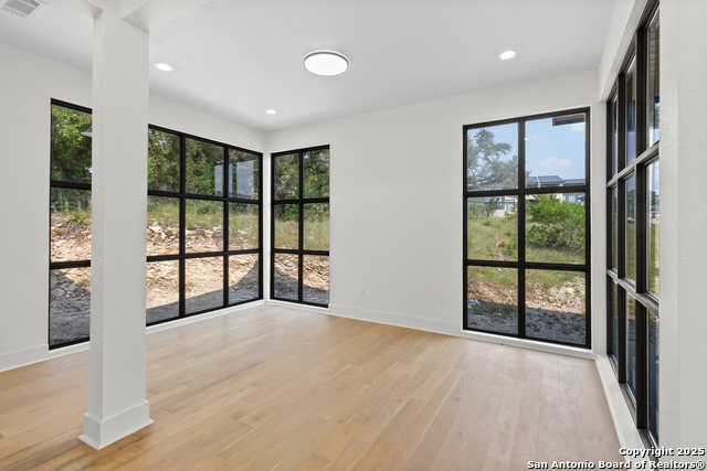 Listing photo id 8 for 9847 Midsomer Place