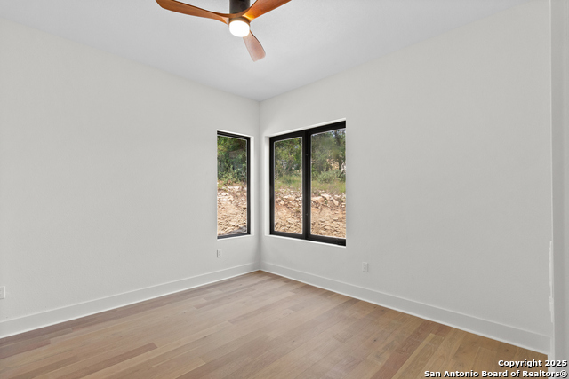 Listing photo id 10 for 9847 Midsomer Place