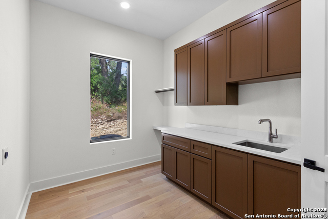Listing photo id 12 for 9847 Midsomer Place
