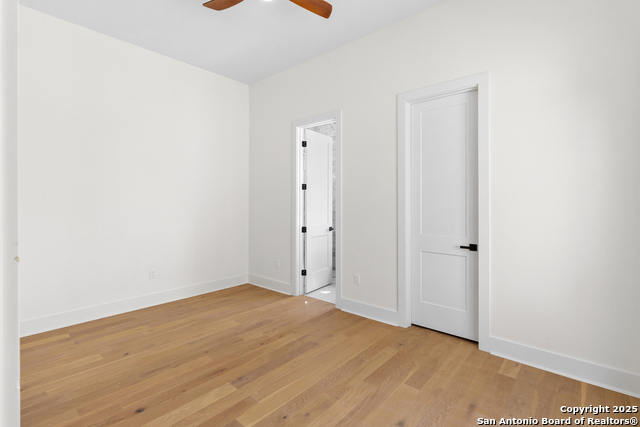 Listing photo id 13 for 9847 Midsomer Place