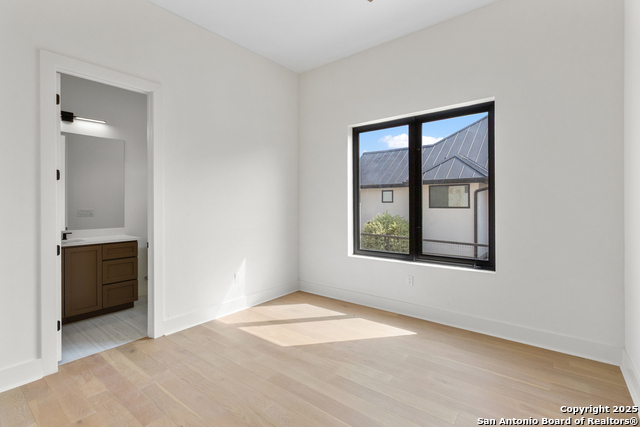 Listing photo id 15 for 9847 Midsomer Place