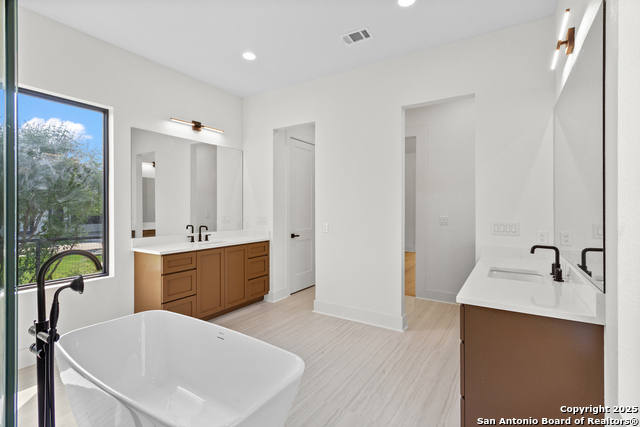 Listing photo id 23 for 9847 Midsomer Place