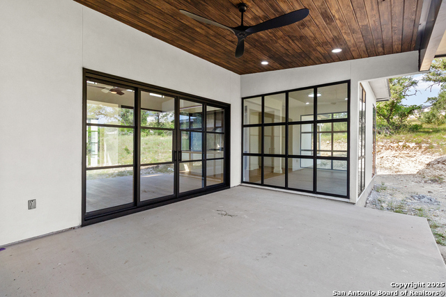 Listing photo id 25 for 9847 Midsomer Place