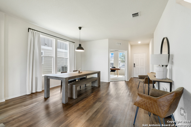 Listing photo id 8 for 809 Altapass Hills