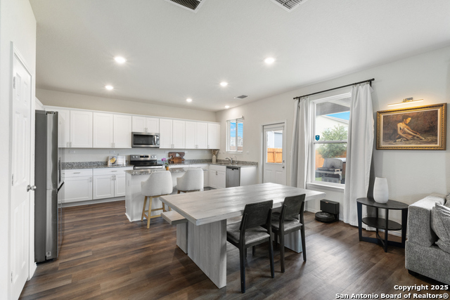 Listing photo id 12 for 809 Altapass Hills