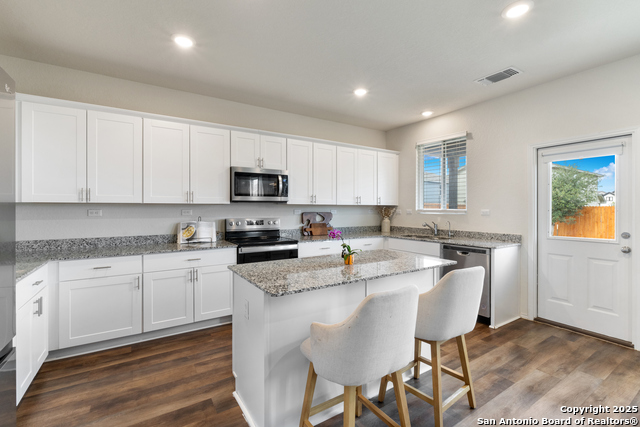 Listing photo id 14 for 809 Altapass Hills