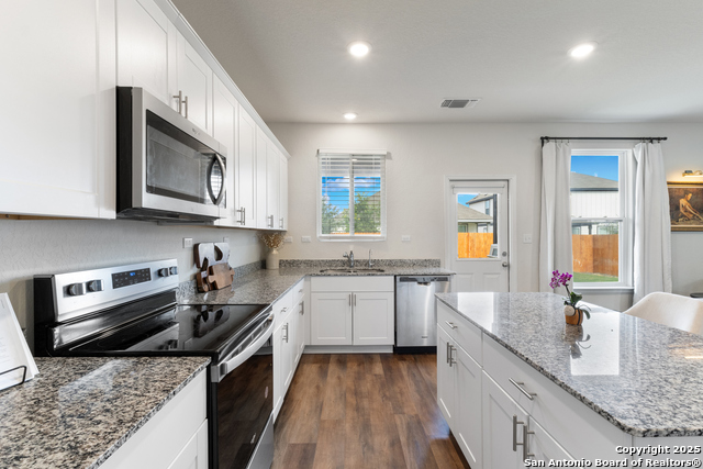 Listing photo id 15 for 809 Altapass Hills