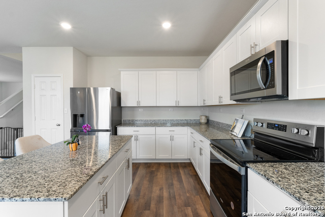 Listing photo id 16 for 809 Altapass Hills