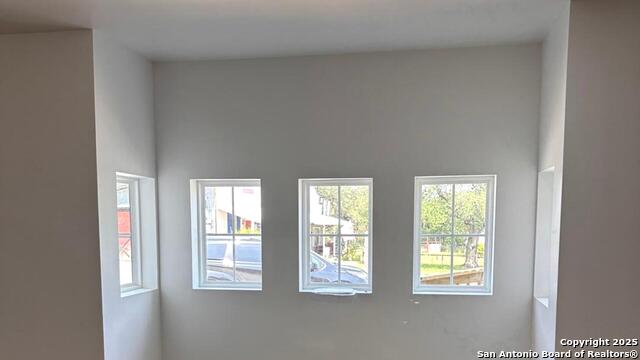 Listing photo id 3 for 2355 Bulverde Rd 4