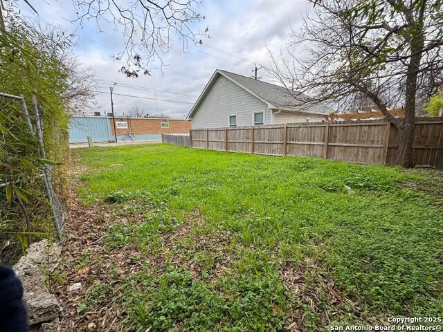 Image 4 of 5 For 423 Hackberry St N