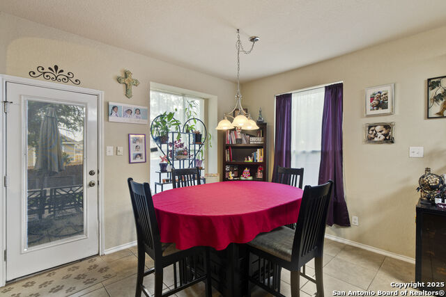 Listing photo id 8 for 738 Daisy Crossing