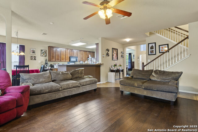 Listing photo id 9 for 738 Daisy Crossing