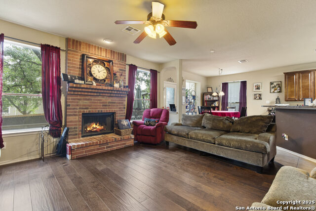 Listing photo id 10 for 738 Daisy Crossing