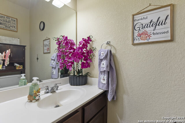 Listing photo id 11 for 738 Daisy Crossing