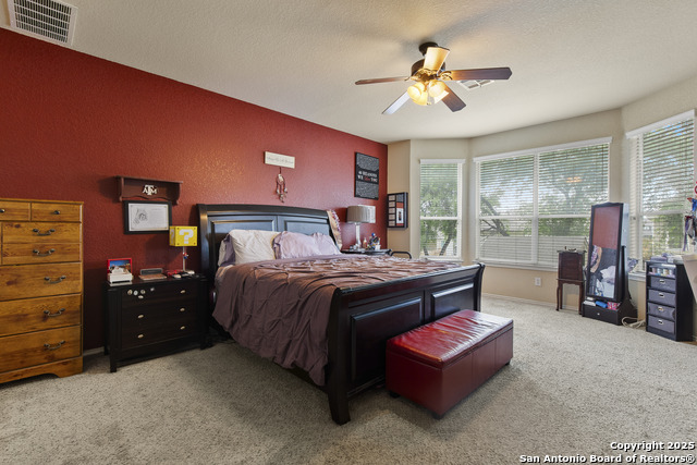 Listing photo id 13 for 738 Daisy Crossing