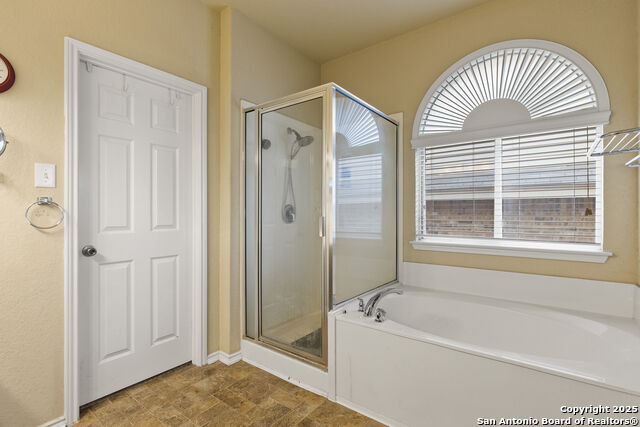 Listing photo id 16 for 738 Daisy Crossing