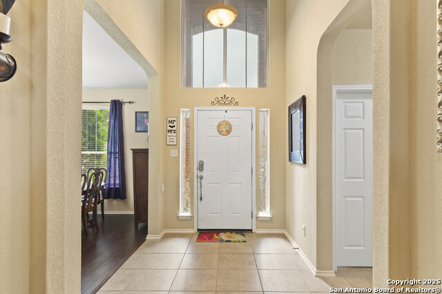 Listing photo id 3 for 738 Daisy Crossing