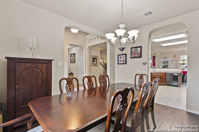 Listing photo id 4 for 738 Daisy Crossing