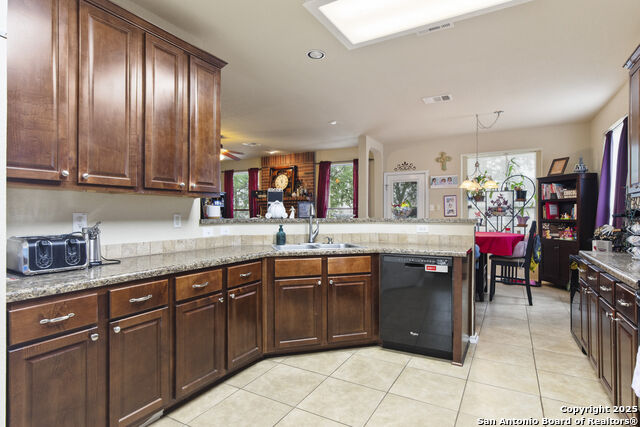 Listing photo id 5 for 738 Daisy Crossing