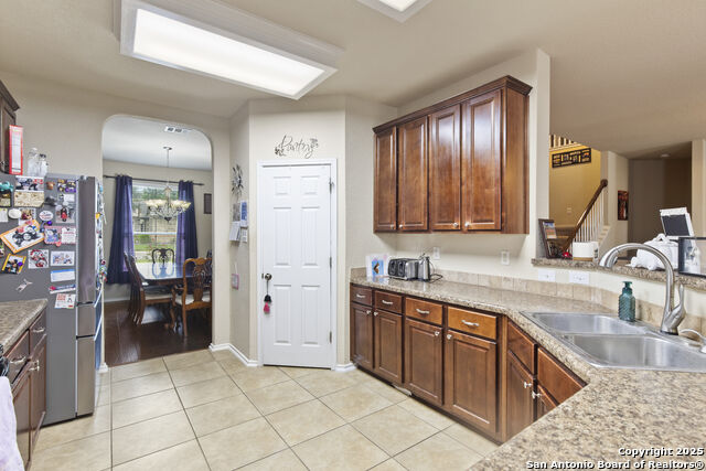 Listing photo id 7 for 738 Daisy Crossing